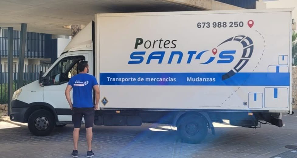 Camión de Mudanzas y Portes Santos con un operario delante