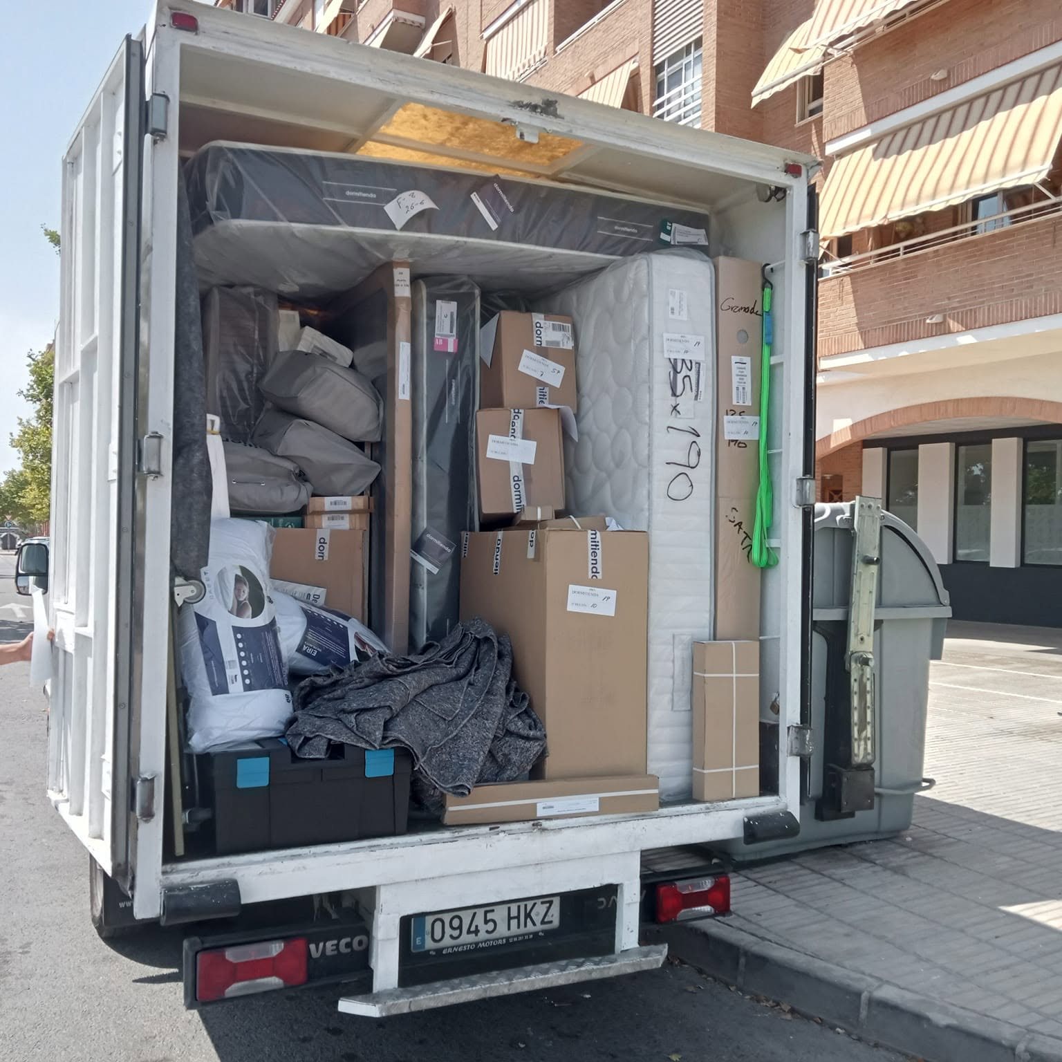 Camión de mudanzas cargado con muebles y cajas en la calle