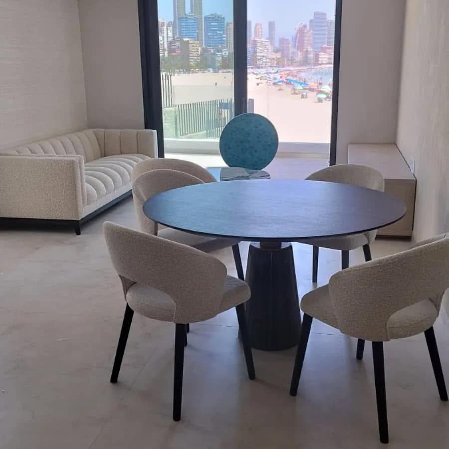 Comedor con mesa y sillas colocadas tras una mudanza