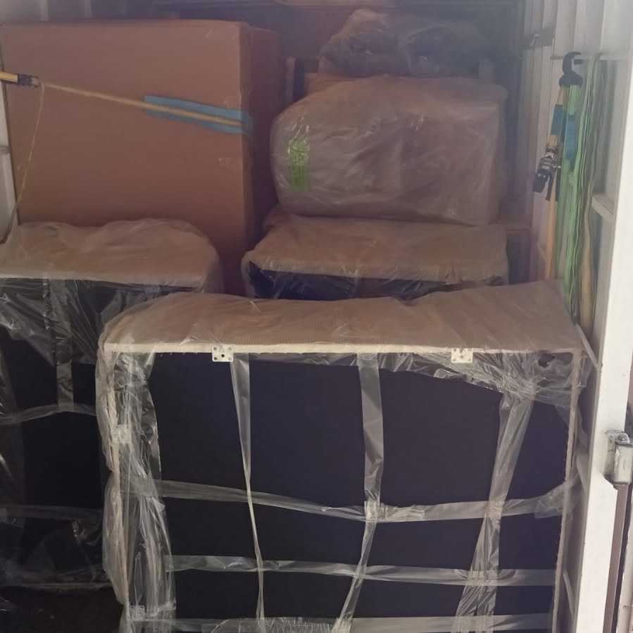 Muebles envueltos en film y mantas dentro del camión