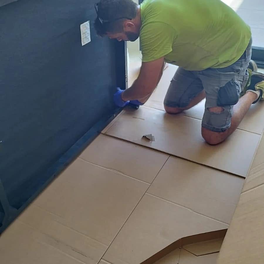 Operario protegiendo el suelo con cartón en una vivienda